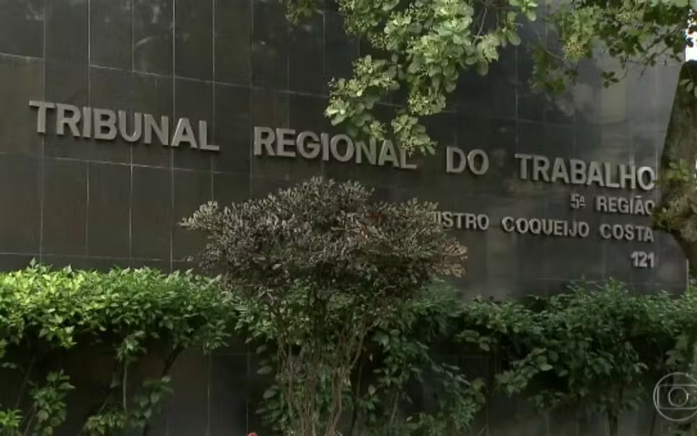 Operadora de teleatendimento transsexual recebe indenização de R$ 10 mil por não ter nome social respeitado em Salvador Operadora de teleatendimento transsexual recebe indenização de R$ 10 mil por não ter nome social respeitado em Salvador