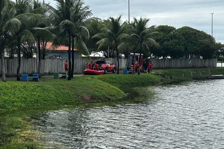 Jovem perde a vida em afogamento no lago da orla Atalaia após show do Arraiá do Povo Jovem perde a vida em afogamento no lago da orla Atalaia após show do Arraiá do Povo
