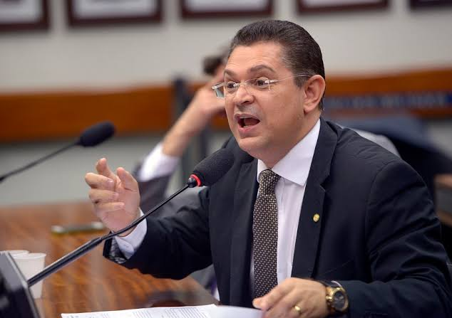 Aborto e saúde pública: Lula e Sóstenes Cavalcante trocam acusações sobre projeto de lei polêmico Aborto e saúde pública: Lula e Sóstenes Cavalcante trocam acusações sobre projeto de lei polêmico