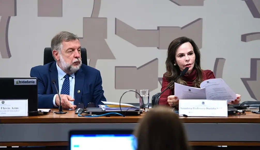 Comissão aprova relatório de Dorinha Seabra para novo ensino médio com alterações na carga horária Comissão aprova relatório de Dorinha Seabra para novo ensino médio com alterações na carga horária