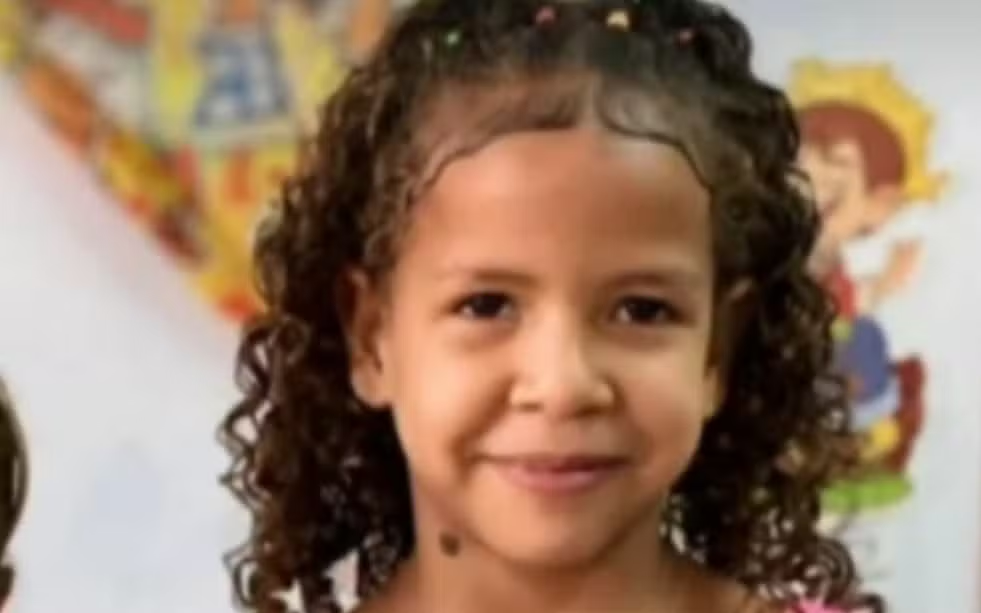 Menina de 6 anos morre atropelada por carro enquanto tentava atravessar pista em Curaçá, Bahia Menina de 6 anos morre atropelada por carro enquanto tentava atravessar pista em Curaçá, Bahia