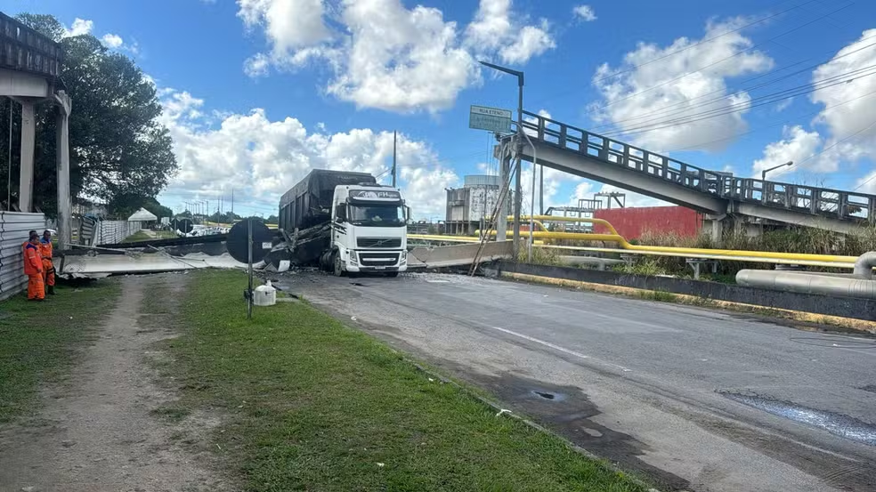 Parte de passarela cai sobre caçamba em Camaçari; ninguém se feriu; motorista esperava sinal abrir Parte de passarela cai sobre caçamba em Camaçari; ninguém se feriu; motorista esperava sinal abrir