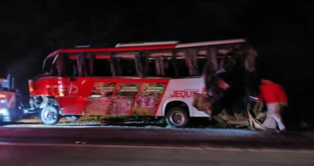 Acidente com ônibus do TFD de Jequié para Salvador deixa 16 feridos na BR-116 Acidente com ônibus do TFD de Jequié para Salvador deixa 16 feridos na BR-116
