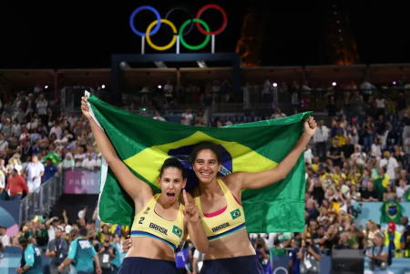 Campeã olímpica, Duda Lisboa é homenageada com desfile em viatura do Corpo de Bombeiros em Aracaju