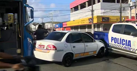 Colisão entre táxi, ônibus e viatura da PM causa congestionamento e deixa dois feridos na Região Central de Aracaju