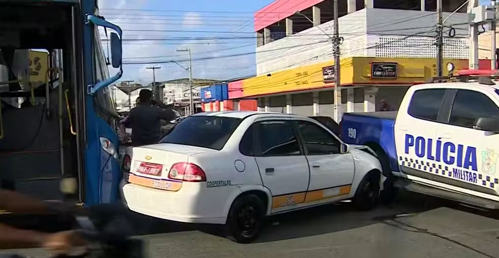 Colisão entre táxi, ônibus e viatura da PM causa congestionamento e deixa dois feridos na Região Central de Aracaju Colisão entre táxi, ônibus e viatura da PM causa congestionamento e deixa dois feridos na Região Central de Aracaju