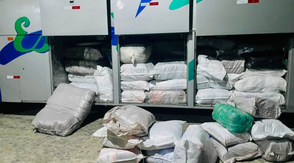 Sefaz e PRF apreendem carreta e ônibus com 20 toneladas de mercadorias sem nota fiscal em Sergipe Sefaz e PRF apreendem carreta e ônibus com 20 toneladas de mercadorias sem nota fiscal em Sergipe