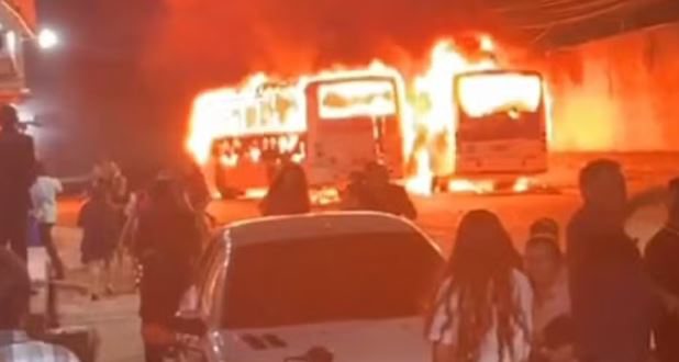 Ônibus são incendiados após morte de motociclista em operação policial; assista vídeo Ônibus são incendiados após morte de motociclista em operação policial; assista vídeo