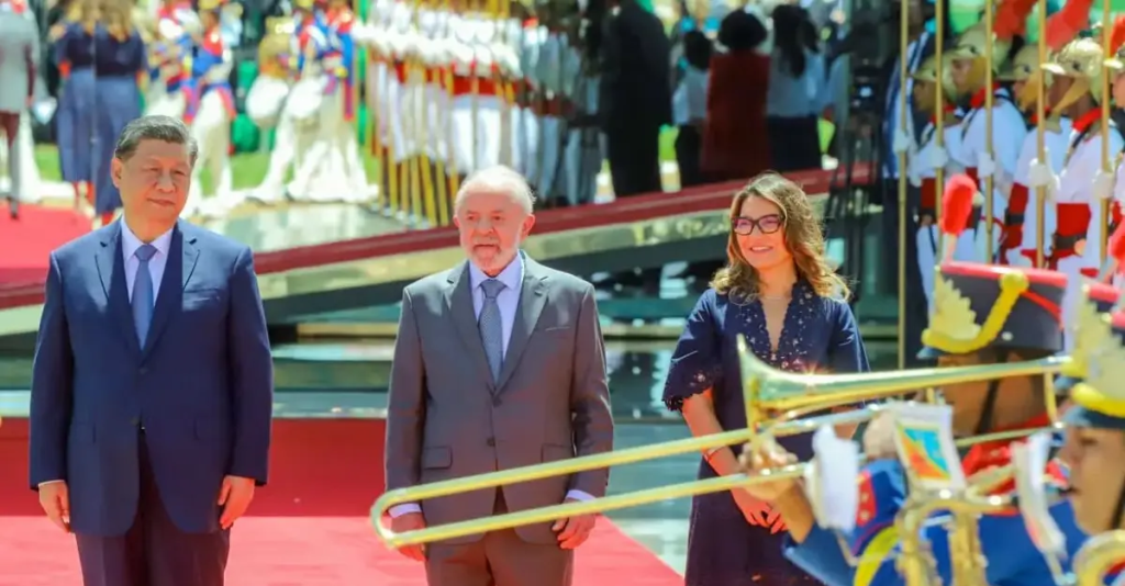 Presente histórico: Xi Jinping oferece rocha lunar a Lula em visita no Itamaraty