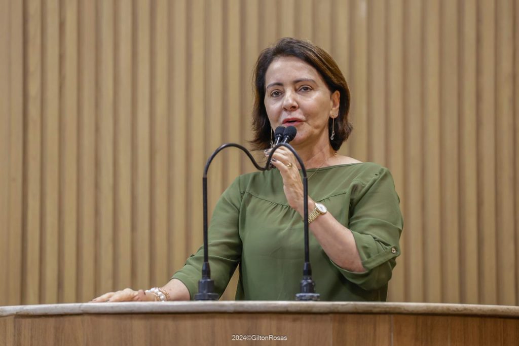 EMÍLIA CORRÊA DESTACA CRECHES COMO PRIORIDADE E CRITICA GASTOS DO ATUAL GOVERNO COM PROPAGANDA