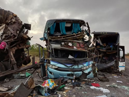 Colisão entre ônibus e carreta deixa 5 mortos e 23 feridos em Olindina, Bahia.