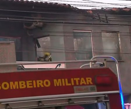 Bombeiros controlam incêndio em residência no bairro Atalaia em Aracaju e retiram moradores e animais