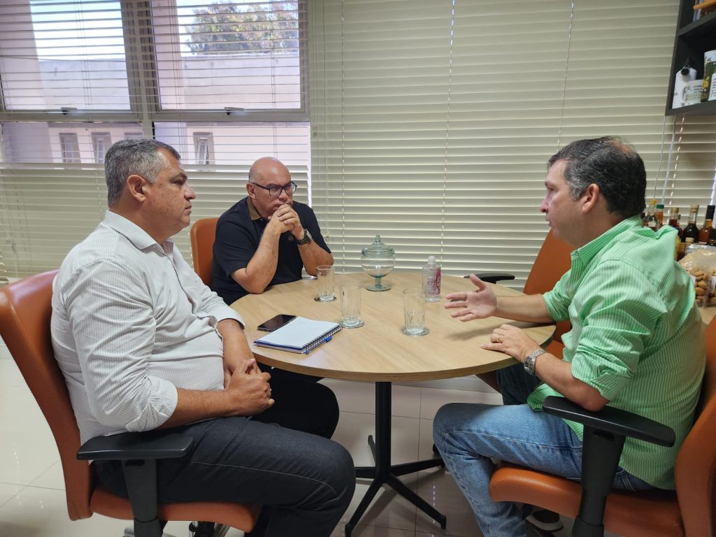 Carlinhos Sobral se reúne com diretor-presidente da CAR para tratar de demandas regionais Carlinhos Sobral se reúne com diretor-presidente da CAR para tratar de demandas regionais