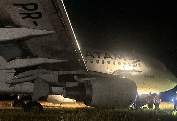 Passageiros se assustam após avião sair da pista ao pousar em Chapecó Passageiros se assustam após avião sair da pista ao pousar em Chapecó