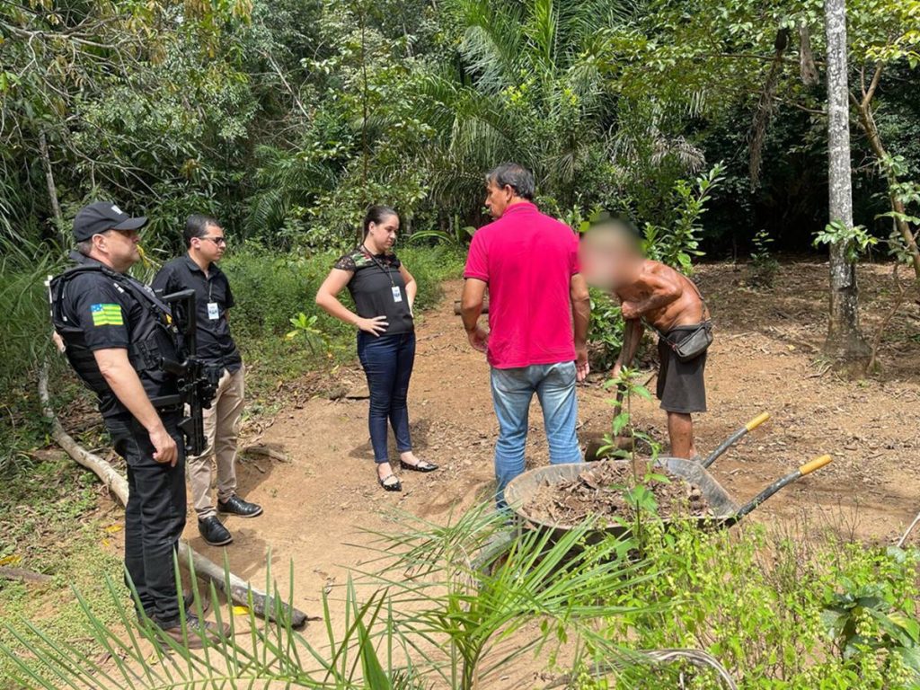 Homem de 75 anos é resgatado de situação análoga à escravidão em Goiás Homem de 75 anos é resgatado de situação análoga à escravidão em Goiás
