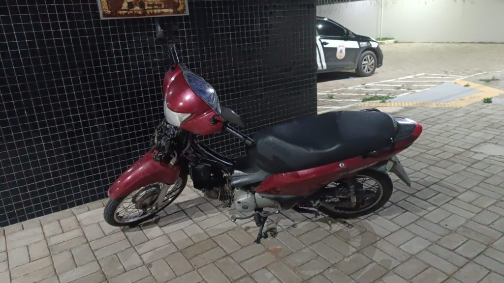 Polícia Militar recupera moto furtada em Paulo Afonso e prende acusado em Jeremoabo Polícia Militar recupera moto furtada em Paulo Afonso e prende acusado em Jeremoabo