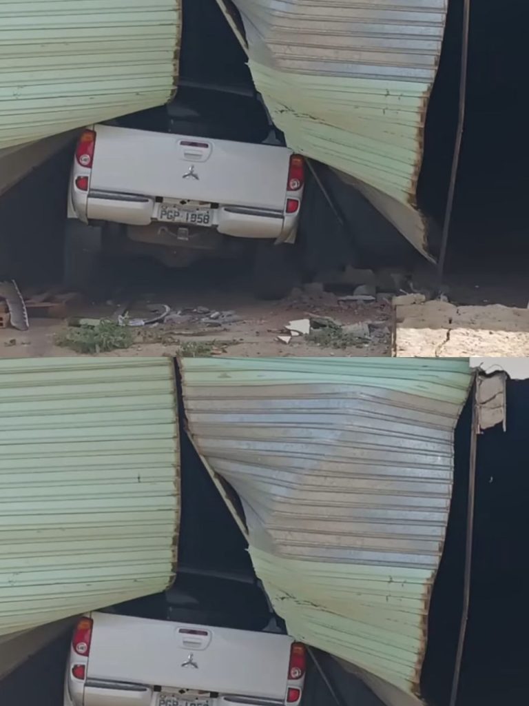 Acidente em Jeremoabo: carro invade garagem após colisão com moto Acidente em Jeremoabo: carro invade garagem após colisão com moto