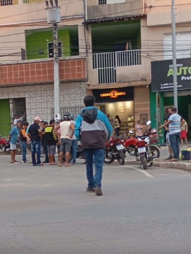 Acidente na rotatória da rodoviária em Jeremoabo deixa mulher ferida Acidente na rotatória da rodoviária em Jeremoabo deixa mulher ferida