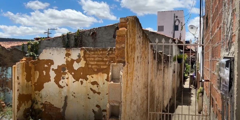 Muro Derrubado em Casa Abandonada Causa Insegurança a Moradores de Vila em Jeremoabo Muro Derrubado em Casa Abandonada Causa Insegurança a Moradores de Vila em Jeremoabo