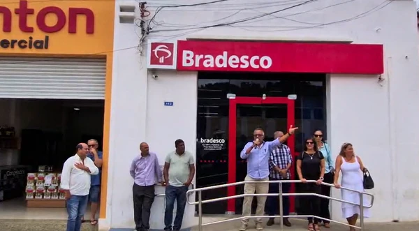 Bradesco em Pedro Alexandre: Agência segue fechada apesar de Decisão Judicial que determinava reabertura Bradesco em Pedro Alexandre: Agência segue fechada apesar de Decisão Judicial que determinava reabertura