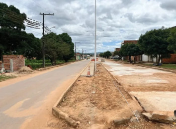 Moradores da Avenida São José, em Jeremoabo, continuam enfrentando transtornos causados pela obra de pavimentação deixada inacabada pela gestão municipal anterior. Moradores da Avenida São José, em Jeremoabo, continuam enfrentando transtornos causados pela obra de pavimentação deixada inacabada pela gestão municipal anterior.