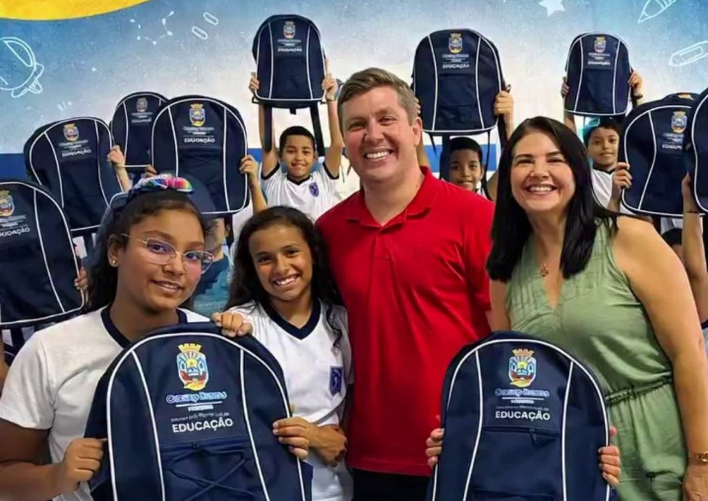 Investimento na educação: Prefeitura de Cícero Dantas entrega kits escolares a alunos da rede municipal Investimento na educação: Prefeitura de Cícero Dantas entrega kits escolares a alunos da rede municipal