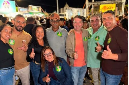 Carlinhos Sobral é recebido por apoiadores no povoado Cirica, em Jeremoabo. Carlinhos Sobral é recebido por apoiadores no povoado Cirica, em Jeremoabo.