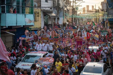 Em caminhada no Nordeste de Amaralina, Jerônimo defende parceria com municípios para ampliar rede de saúde Em caminhada no Nordeste de Amaralina, Jerônimo defende parceria com municípios para ampliar rede de saúde