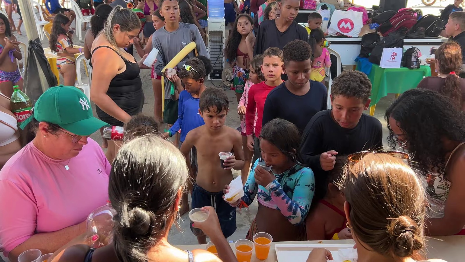 Crianças atendidas pelo serviço de convivência participam de festa no Clube Cajoeiro, em Jeremoabo